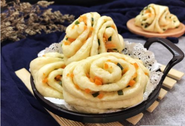 宝宝最喜欢的主食--香葱小花卷,软绵鲜香,空口吃也香软!