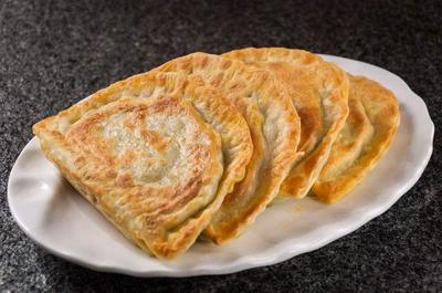 韭菜盒子一道我们的家常主食,用平底锅就能制作美味食物