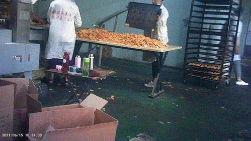 食品厂生产车间凌乱不堪,卫生状况让人忧