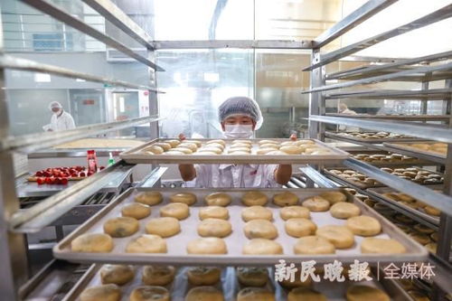 中秋月饼开炉生产